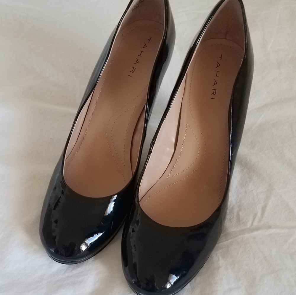Tahari Colette 8 1/2 M black pump